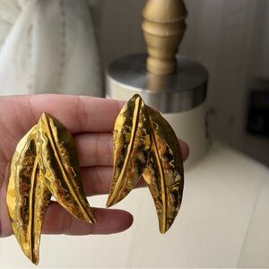 VINTAGE | Large Leaf Motif Shiny Very Lightweight Gold Tone Clip On Earrings